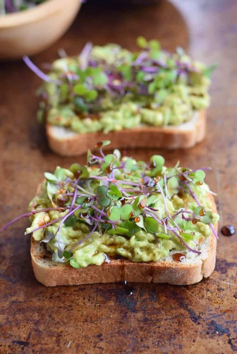 Try this simple and delicious Avocado Toast and Microgreens for a quick breakfast. The healthy fat from the avocado will help you stay full until lunch. Microgreen Recipes, Open Face Sandwich, Microgreens Recipe, Gluten Free Toast, Avocado Dessert, Open Face, Toast Recipes, Quick Breakfast, Clean Eating Snacks