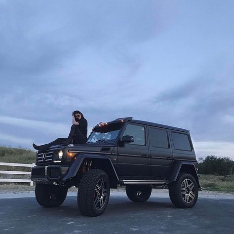 King Kylie Kylie Jenner Car, Mercedes Auto, Auto Jeep, Black Mercedes, Black Mercedes Benz, Mercedes Benz G63, مرسيدس بنز, Desain Pantry, Dream Cars Mercedes