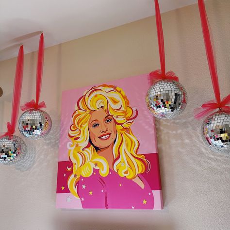 disco + dolly parton girly bedroom inspo Dolly Parton Room Ideas, Dolly Parton Valentine Box Ideas, Dolly Parton Bedroom Ideas, Dolly Parton Christmas Party, Dolly Parton Bedroom, Dolly Parton Themed Bathroom, Dolly Parton Room, Dolly Disco, Dolly Parton Nursery Theme