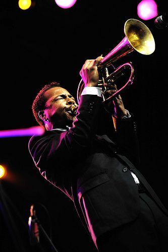 Roy Hargrove - acclaimed pure jazz trumpeter who gained prominence in the late 1980s. Roy Hargrove, Jazz Music Art, Jazz Instruments, Jazz Trumpet, Jazz Players, Musician Photography, Contemporary Jazz, Saxophones, Trumpet Players