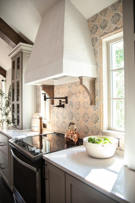 Italian Rustic Kitchen, Rustic Italian Kitchen, Rustic Italian Home Decor, Rustic Italian Decor, Dapur Rustic, Italian Style Home, Rustic Italian Home, Italian Kitchen Decor, Stove Hood