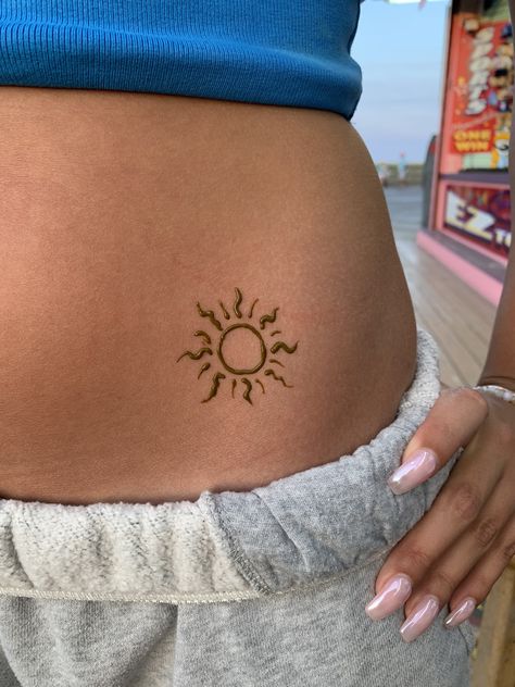 Hawaii Henna Tattoo, Sun Tattoo Stomach, Cute And Simple Henna Designs, Cute Summer Henna Designs, Henna Tattoo Designs Beach, Henna Ocean Designs, Simple Henna Tattoo Ideas, Shell Spine Tattoo, Western Henna Designs