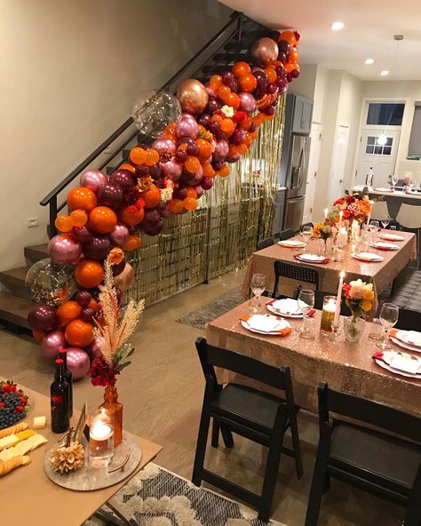 Friendsgiving Dinner Party Table Decor, Friendsgiving Pajama Party, Friendsgiving Balloon Arch, Friendsgiving Balloon Garland, Friendsgiving Party Decor, Friendsgiving Balloons, Friendsgiving Backdrop Ideas, Friendsgiving Photo Backdrop, Thanksgiving Checklist Food