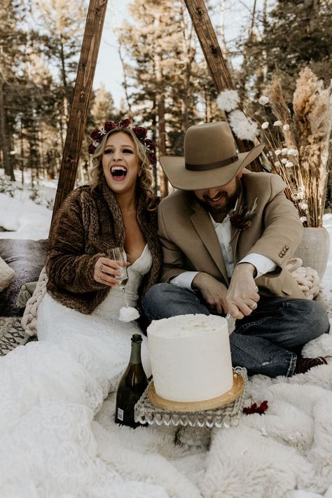 Christmas Wedding Elopement, Winter Wedding Styled Shoot, Winter Elopement Outfit, Winter Elopement Photography, Winter Cabin Wedding, Winter Elopement Dress, December Elopement, Snow Elopement, Simple Elopement Ideas