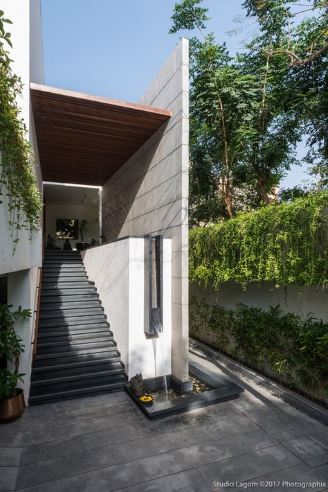 Gallery of Skewed House / Studio Lagom - 10 Boundary Walls, House Studio, Bungalow House Design, House Elevation, Facade Design, Staircase Design, House Flooring, Simple House, Home Studio