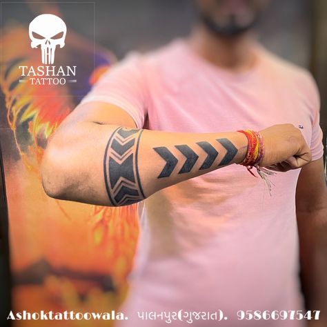 Tetu Photo Hand, Boys Tattoo Hand, Boys Hand Tattoo, Hand Tattoos Men, Tattoos Band, Hand Band Tattoo, Eden Tattoo, Simple Leg Tattoos, Arm Tattoos For Guys Forearm