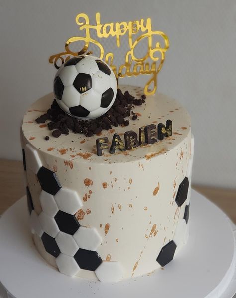 Soccer Cake Birthday, 30 Birthday Ideas For Men Cake, Cakes For Boys Birthday, Ball Cake Design, 18th Birthday Cake For Guys, Football Cake Design, Black And Gold Birthday Cake, Birthday Cake Boys, Chocolate Footballs