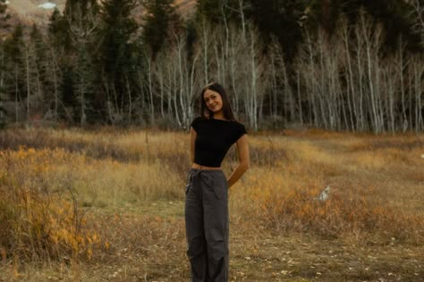 insta @ sofiastosich Senior Picture Mountain Ideas, Senior Photos Mountains, Autumn Senior Pictures, Dreamy Photoshoot, Mountain Photoshoot, Field Photography, Senior Photography Poses, Fall Shoot, Western Photography