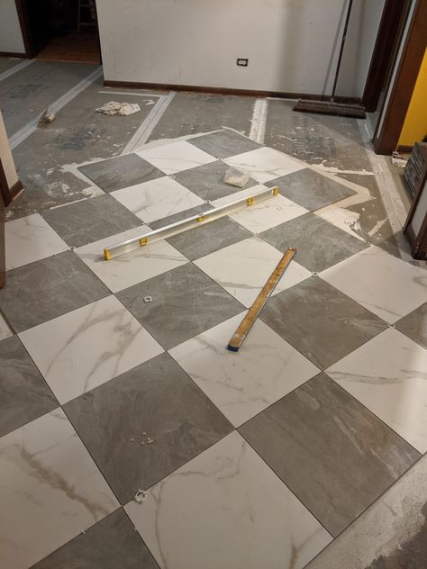 Checkered Tile Floors - Get that Black and White Marble Checkered Look Checkered Floor Kitchen, Harlequin Tile, Checkered Tile, Entryway Tile, Grey Floor, Checkerboard Floor, White Marble Floor, White Marble Tiles, White Tile Floor