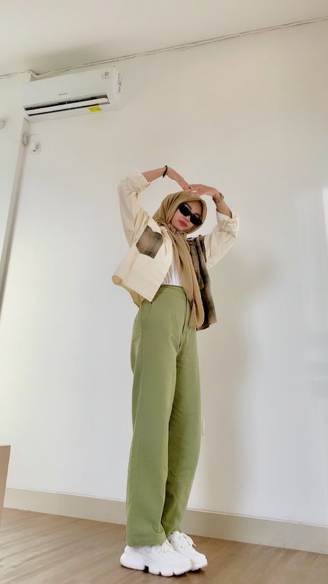 Mint Green Outfits Hijab, Green Pants Outfit Hijab, Wide Leg Pants Outfit Hijab, Mint Green Pants Outfit, Beige Wide Leg Pants Outfit, Mint Pants Outfit, Green Wide Leg Pants Outfit, Ootd Casual Chic, Mint Green Pants