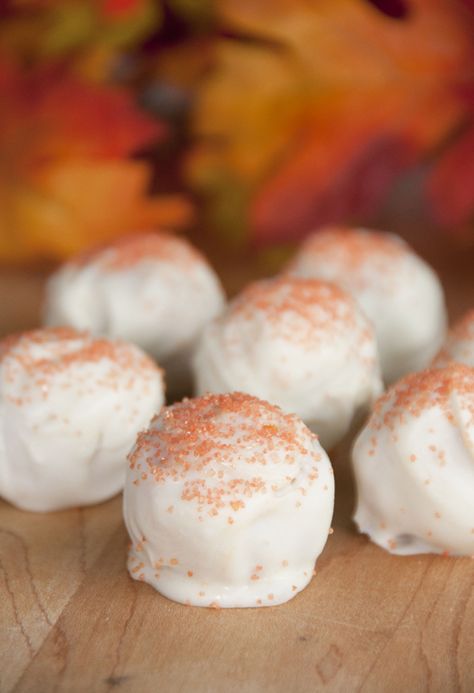 Pumpkin Spice Oreo Truffles Oreo Ball, Wishes And Dishes, Oreo Balls, Recipe Cake, Oreo Truffles, Truffle Recipe, Pumpkin Dessert, Fall Desserts, Perfect Desserts