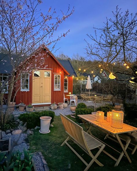 my scandinavian home: Small spaces: a little summer cottage in the heart of the city Home Gel Nails, Vintage Mansion, Little Cabin In The Woods, Pretty Cottage, Nails Home, Summer Cottage, Little Cottage, Home Bathroom, Decks And Porches