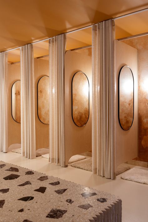 Luxury Changing Room Spa, Mid Century Spa, Spa Dressing Room, Small Changing Room, Spa Wellness Design, Changing Room Design, Spa Architecture, Spa Esthetic, Modern Spa