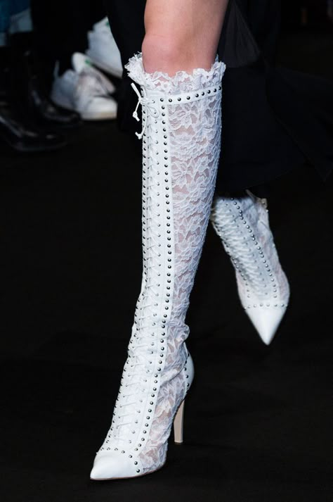 Mode Ulzzang, Runway Shoes, Fashion Week 2015, Best Shoes, Pretty Shoes, Fall 2015, Popsugar, Lace Boots, New York Fashion Week