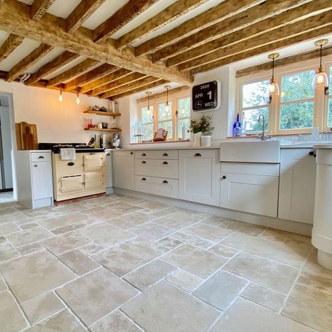 Stone Tiles Kitchen, Stone Kitchen Floor, Country Kitchen Flooring, Vintage Tegel, Cottage Flooring, Best Flooring For Kitchen, Imperfect Beauty, Stone Tile Flooring, Open Plan Kitchen Dining Living