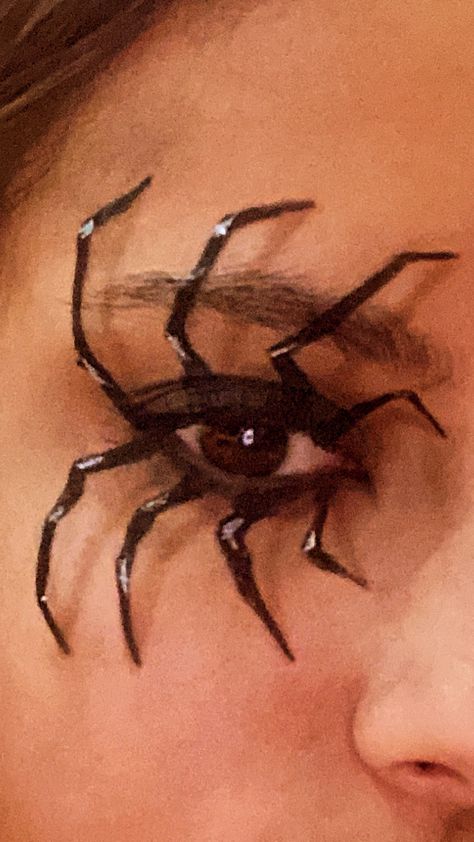 Creepy Spider Makeup, Spider Eye Face Paint, Insect Makeup Halloween, Spider On Eye Makeup, Spider Makeup Ideas, Spider Eyeliner Makeup, Spider Man Eye Makeup, Spider Makeup Eyes, Spider On Face Makeup