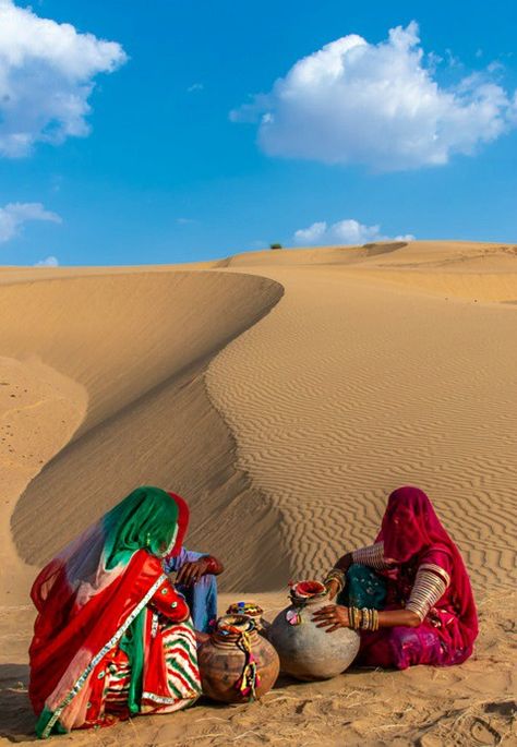 Indian women crossing sand dunes and carrying on their heads water from local well, Thar Desert, Rajasthan, India. Thar Desert Aesthetic, Rajasthan Pictures, Aesthetic Rajasthan, Rajasthani Fashion, Rajasthan Women, Rajasthan Painting, Desert Rajasthan, Rajasthan Desert, Mummy Art