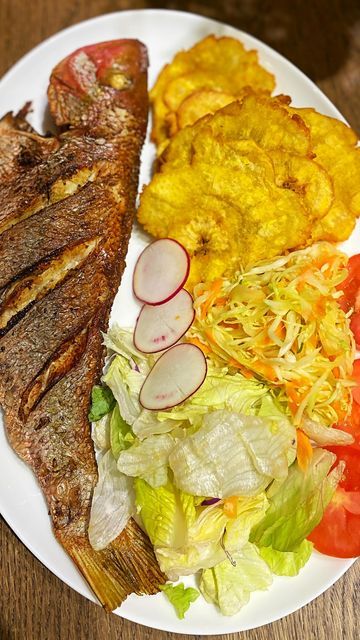 Haitian Fritay Platter, Haitian Food Recipes Haiti, Haitian Fish Recipe, Haitian Restaurant, Haitian Cuisine, Hosting Recipes, Jamaica Food, Carribean Food, Haitian Food