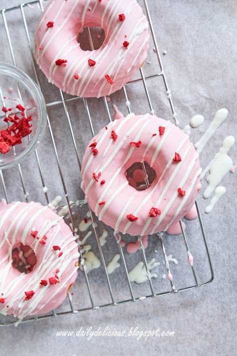 Strawberry Bomboloni, Doughnut Ideas, Donuts Ideas, Donat Glaze, Baked Doughnut, Strawberry Doughnut, Pink Doughnut, Strawberry Donut, Donut Decorating Ideas