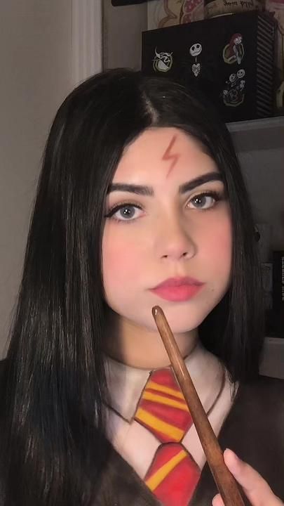 Magical Harry Potter Halloween Makeup Transformations 2023 Hermoine Granger Makeup, Harry Potter Halloween Makeup, Harry Potter Scar Makeup, Makeup For Halloween Easy, Harry Potter Makeup Looks, Harry Potter Makeup Looks Gryffindor, Face Painting Themes, Halloween Easy Makeup, Harry Potter Eyeshadow