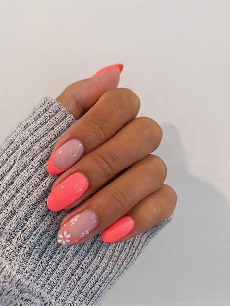 Uñas Color Coral, Coral Pink Nails, Round Nail Designs, Coral Nails With Design, Rounded Acrylic Nails, August Nails, Coral Nails, Simple Gel Nails, Summery Nails