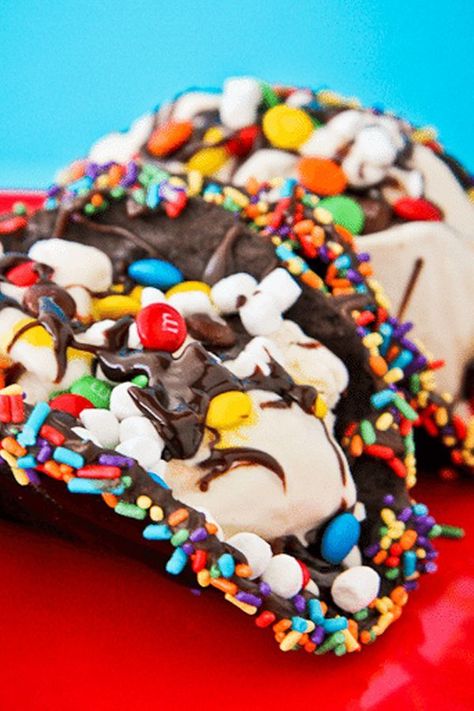 Chocolate Taco, Ice Cream Taco, Dessert Nachos, Dessert Taco, Ice Cream Fruit, Fun Dessert, Desserts Chocolate, Fruit Yogurt, Sweet Recipe