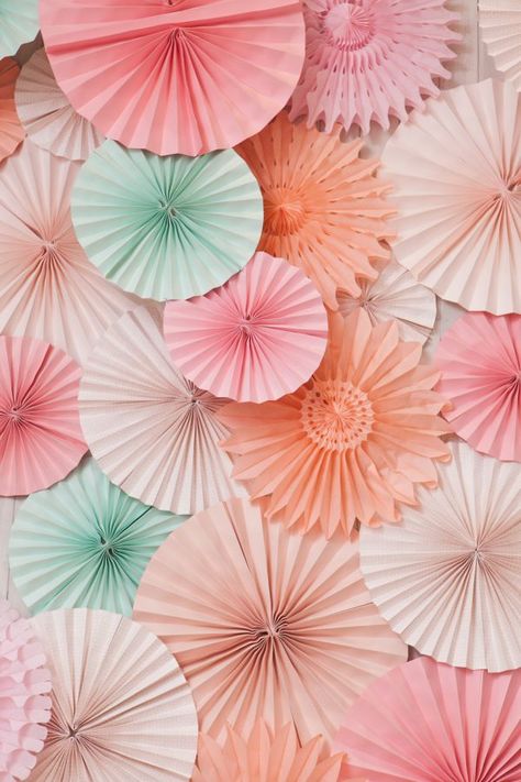 10 backdrop ideas, balloons, easy party backdrops, tassels, garlands, paper Paper Fans Wedding, Brunch Party Decorations, Wedding Pom Poms, Brunch Decor, Pinwheels Paper, Easy Backdrops, Backdrop Ideas, Mint Wedding, Winter Chic