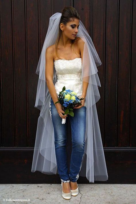 Bride in jeans. Denim Wedding Dress, Biker Wedding Dress, Blue Jean Wedding, Denim Wedding Dresses, Casual Wedding Outfit, Mode Country, Jeans Wedding, Casual Bride, Biker Wedding