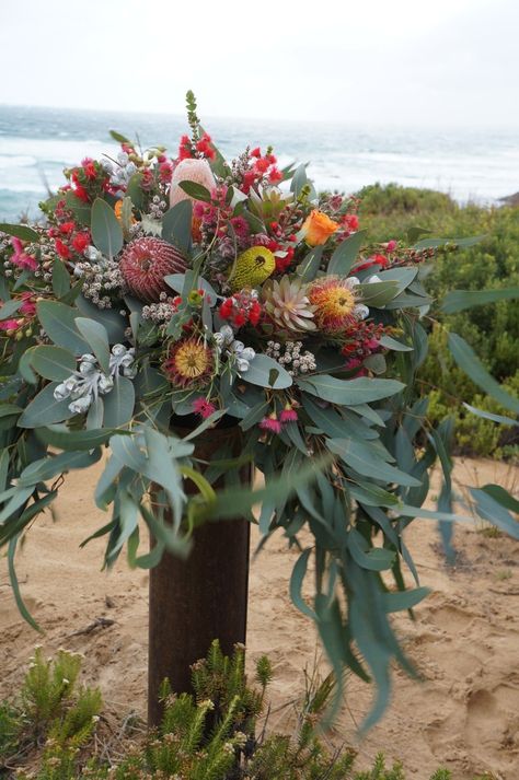 Australian Native Table Arrangements, Native Flower Wedding Arbour, Fynbos Table Decor, Proteas Flower Arrangements, Fynbos Flower Arrangements, Large Native Flower Arrangements, Dried Australian Native Flowers, Australian Floral Arrangement, Fynbos Arrangement