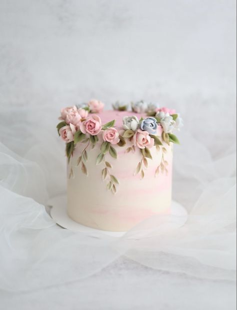 Birthday Cake Flowers And Butterflies, Cute Birthday Cakes For Mom, Cake Designs Flowers, Cake Design With Flowers, Chic Cake Design, Cake With Flowers On Top, Cake Designs For Women, Birthday Cakes With Flowers, Flower Cake Designs