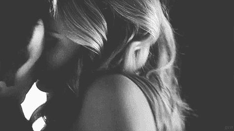 Calin Gif, Romantic Kiss Gif, Sugar Diet, Black And White Couples, Image Couple, Romantic Couple Kissing, Big Friends, Romantic Kiss, Love And Lust