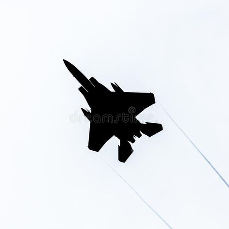 An F15 fighter jet aircraft flying the Mach Loop aka the roundabout over Tal y llyn lake, Wales. F15 Strike Eagle, Jet Tattoo, Jet Silhouette, Iphone Wallpaper Travel, Fighter Planes Art, Plane Silhouette, Plane Drawing, Persian Tattoo, Plane Tattoo