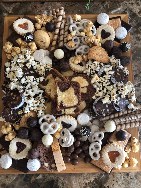 Emo Desserts, Black Food Board, Black And White Charcuterie Board, Desert Boards, Desert Charcuterie Board, Desert Board, Fruit Charcuterie, Birthday Desert, Boyfriends Birthday Ideas