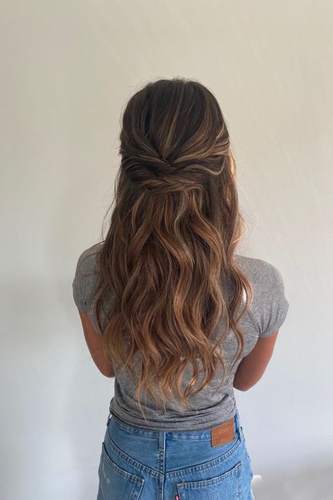 Light Brown Hair Styles, Brown Hair Styles, Bridesmaid Hair Inspo, Bridemaids Hairstyles, Rambut Brunette, Wedding Hair Half, Simple Prom Hair, Bridesmaid Hair Makeup, Guest Hair