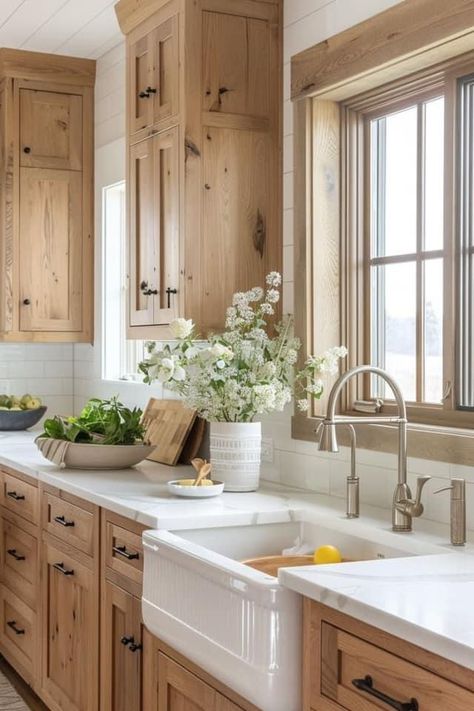 Wood Kitchen Aesthetic, Farmhouse Interior Ideas, Functional Farmhouse, Traditional Farmhouse Kitchen, Rustic Kitchen Cabinet, Kitchen Cabinet Design Ideas, Modern Rustic Kitchen, Light Wood Kitchens, Epoxy Countertops