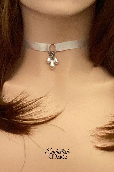 Choker Pearl, Necklace With Ribbon, Necklace White, Ribbon Choker Outfit, Ribbon Around Neck, Ribbon Choker Necklace For Weddings, Pearl Ribbon, White Ribbon Necklace, Adjustable Choker Necklace With Ribbon