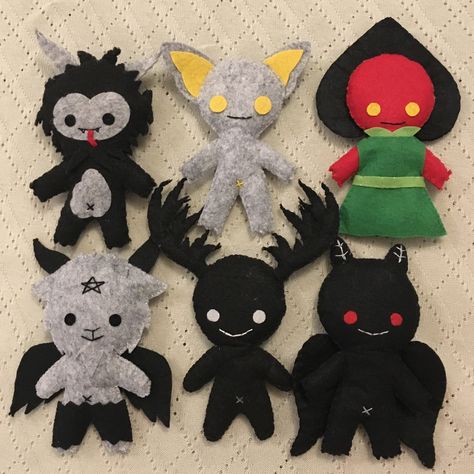 Felt Mothman, Halloween Felt Crafts, Felt Plushie, Felt Monster, Felt Craft Projects, Felt Crafts Patterns, Creepy Christmas, Felt Crafts Diy, Diy Baby Gifts