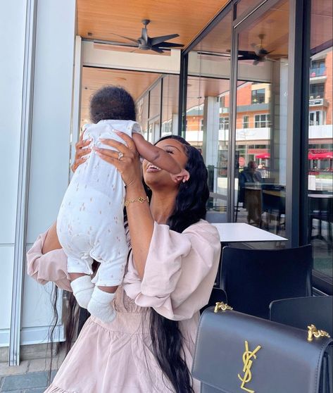 Black Mom And Daughter Aesthetic, Girl Mom Black Women, Black Mom White Dad, Black Motherhood, Mommy And Baby Pictures, Mom Daughter Outfits, Mommy Moments, Future Mommy, Moms Goals