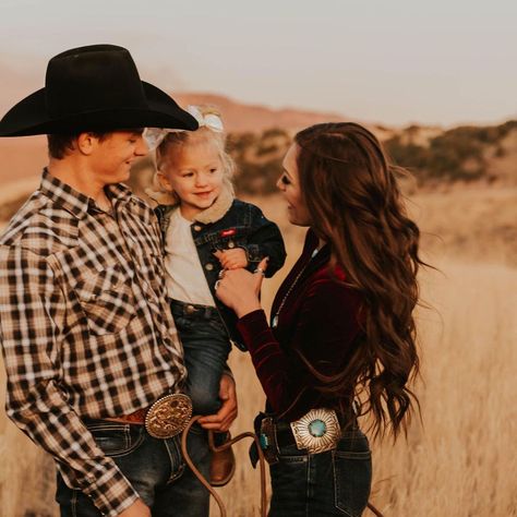 https://www.instagram.com/p/B5bXAbQlLw5/?igshid=bck84i2r57jr Family Photos Western, Cowboy Family, Country Family Photos, Western Family Photos, Western Photo Shoots, Western Family, Ranch Family, Country Couple Pictures, Country Relationship Goals