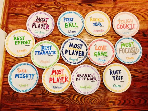 Paper Plate Awards Ideas Funny, Plate Awards Ideas, Soccer Certificates, Paper Plate Awards, Hockey Awards, Softball Awards, Diy Gifts Paper, Basketball Awards, Soccer Awards