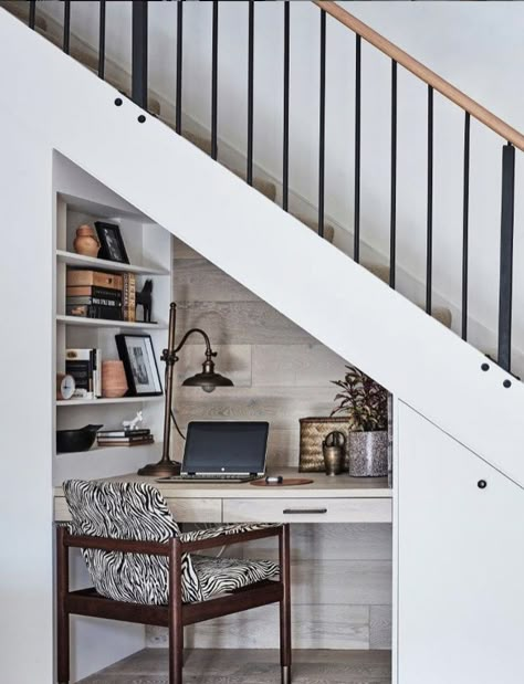 office wall organization + chic office + Chic Home office + small office layout + work from home set up Desk Under Stairs, Office Under Stairs, Under Stairs Nook, Room Under Stairs, Space Under Stairs, Stair Nook, تحت الدرج, Stairs Renovation, Small Workspace