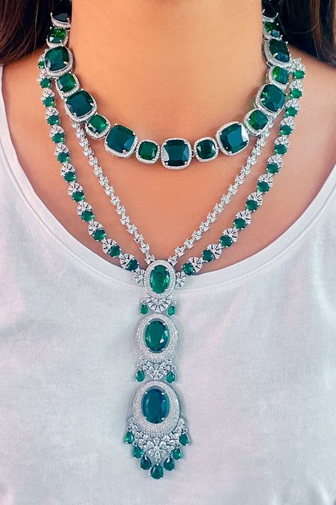 Shop these sparkling collection of Green Embellished Maharani Sabz Sa Emerald Diamond Necklace Set by Prerto online at Aza Fashions. Emerald Diamond Necklace, Diamond Jewelry Set, Fancy Jewelry Necklace, Diamond Necklace Designs, Jewelry Set Design, Antique Bridal Jewelry, Diamond Necklace Set, Choker Necklace Set, Antique Necklace