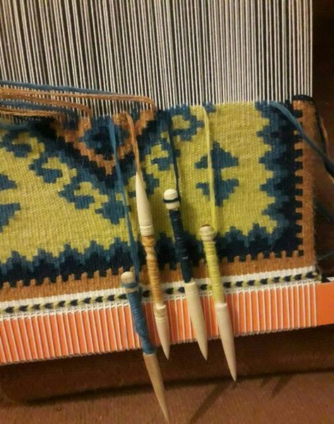 Tapestry Loom, Navajo Weaving, Weaving Loom Diy, Small Tapestry, Inkle Weaving, Weaving Loom Projects, Inkle Loom, Weaving Tutorial, Weaving Rug