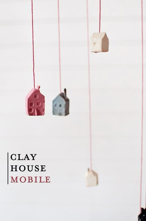 Clay House Mobile Diy Clay House, Diy Keramik, Mobile Hanging, Clay House, Fairy House Diy, Clay Houses, Diy Mobile, Cute Polymer Clay, Diy Fairy