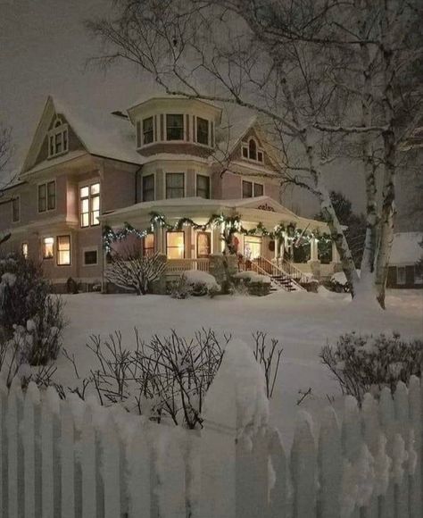 Dream Life House, White Picket Fence, Dream House Rooms, Design Exterior, Winter Scenery, Cute House, Dream House Interior, Picket Fence, Dream House Exterior