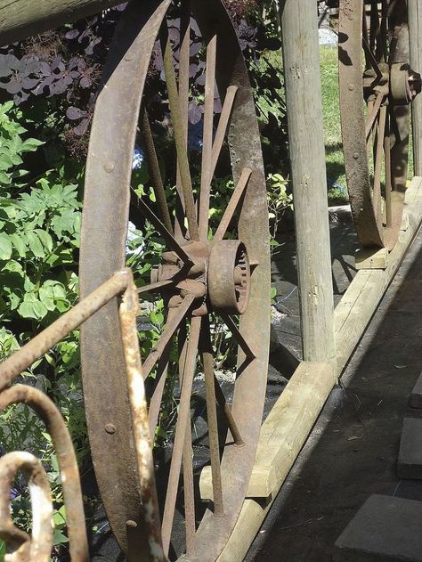 Breathtaking {Wagon Wheel} Fence! Garden Fence Art, Hitching Post, Fencing Ideas, Old Wagons, Old Shutters, Old Picture Frames, Privacy Fences, Fence Art, Outdoor Accents