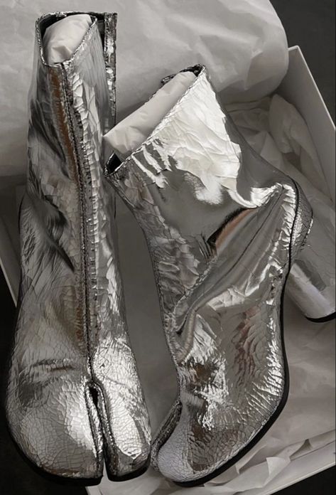 Tabi Boots, Margiela Tabi, Silver Sneakers, Devil Wears Prada, Aesthetic Look, Shoe Inspo, Fashion Fits, Sneaker Heels, Inspiration Style