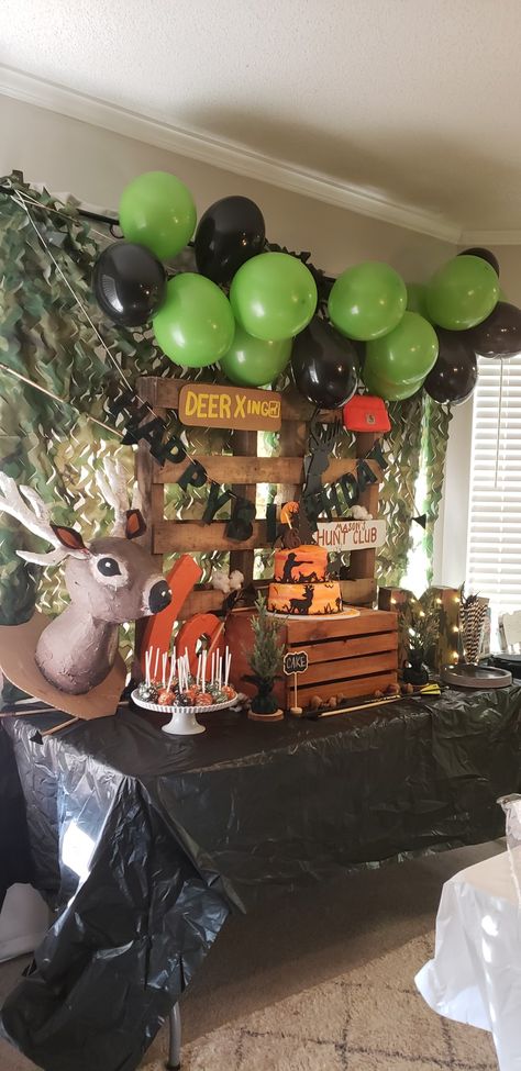 Mossy Oak Birthday Party Ideas, Bear Hunting Birthday Party, Hunting Pinata, Jag Partytjie Idees, Hunter Party Hunting Themes, Mens Hunting Birthday Party, Mans Bday Party Decorations, Deer Hunting Party Ideas, Hunting Birthday Party Ideas For Men