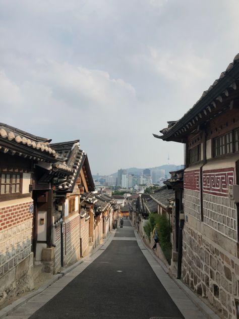 korean style houses called Hanoks located in bukchon hanok village Bukchon Hanok Village Aesthetic, Hanok Village, Bukchon Hanok Village, South Korea Seoul, Korea Seoul, Dream Places, The Heirs, Casual Style Outfits, Busan