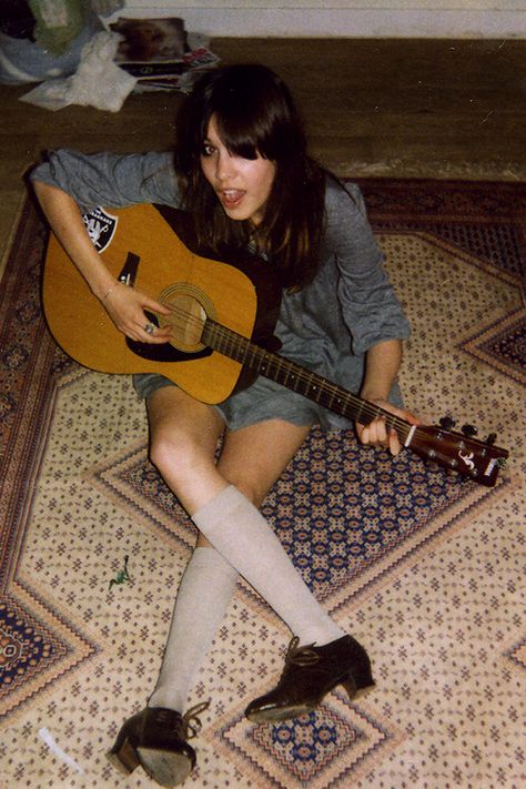 Alexa Chung playing the guitar Alexa Chung Tumblr, Alex Alexa, Alex Chung, Alexa Chung Style, 2010s Fashion, The Strokes, Band T Shirts, Alice In Chains, Alexa Chung